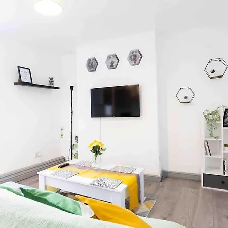 Cosy 3 Bed- Pet Friendly-free Parking-city Centre Apartment