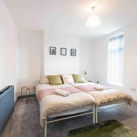 Cosy 3 Bed- Pet Friendly-free Parking-city Centre Apartment