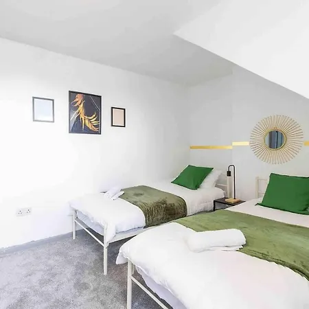 Cosy 3 Bed- Pet Friendly-free Parking-city Centre Apartment *