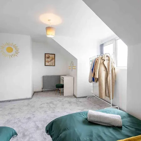 Cosy 3 Bed- Pet Friendly-free Parking-city Centre *
