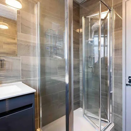 Cosy 3 Bed- Pet Friendly-free Parking-city Centre شقة *
